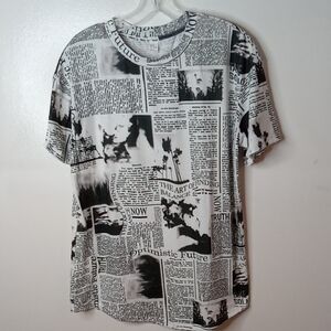 Wdirara Women's Size Medium Monochrome Newsprint Short Sleeve Tee. FUN